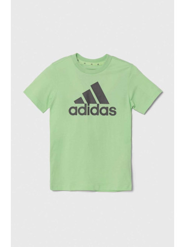 Детска памучна тениска adidas в зелено с принт