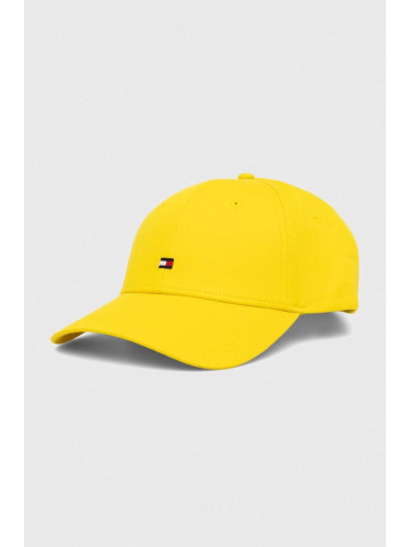 Памучна шапка с козирка Tommy Hilfiger в жълто с апликация AW0AW15785