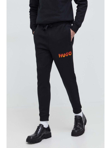 Памучен спортен панталон HUGO в черно с принт 50504788