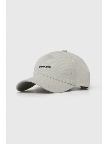 Памучна шапка с козирка Calvin Klein в сиво с апликация K60K611905