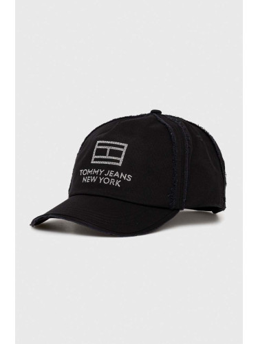 Памучна шапка с козирка Tommy Jeans в черно с апликация AW0AW15851