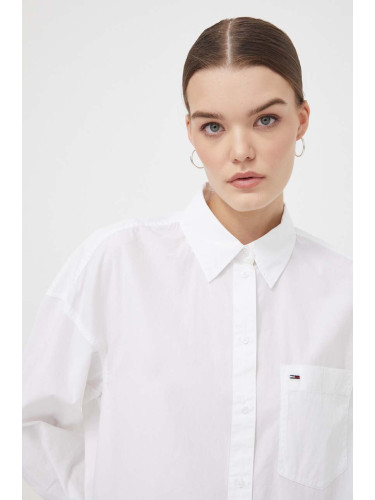 Памучна риза Tommy Jeans дамска в бяло със свободна кройка с класическа яка DW0DW17803