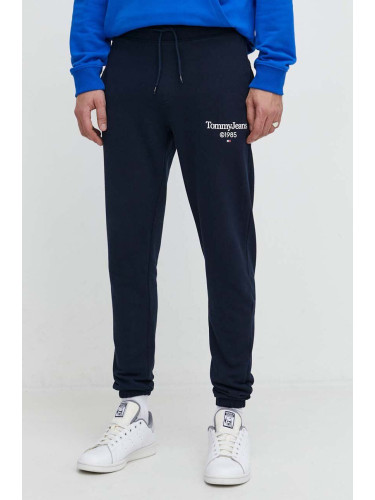 Памучен спортен панталон Tommy Jeans в тъмносиньо с принт DM0DM18935