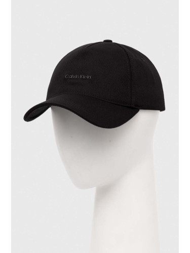 Памучна шапка с козирка Calvin Klein в черно с апликация K60K611905