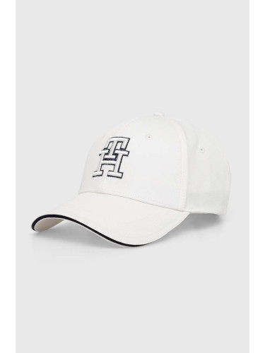 Памучна шапка с козирка Tommy Hilfiger в бяло с апликация AW0AW16177