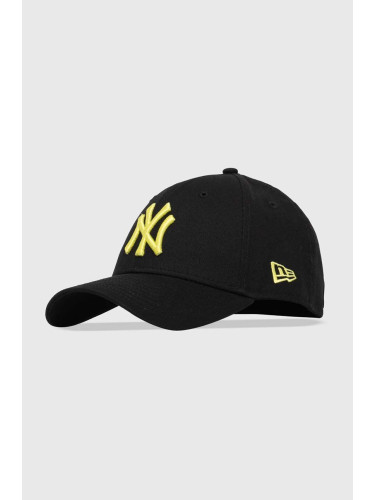 Памучна шапка с козирка New Era в черно с апликация NEW YORK YANKEES