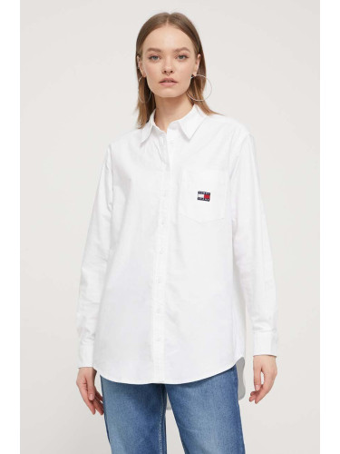Памучна риза Tommy Jeans дамска в бяло със свободна кройка с класическа яка DW0DW17807