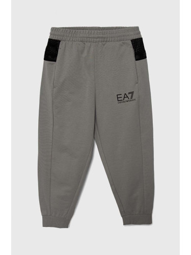 Детски спортен панталон EA7 Emporio Armani в сиво с принт