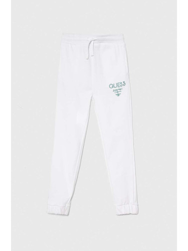 Детски памучен спортен панталон Guess в бяло с принт