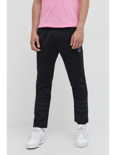 Спортен панталон adidas Originals в черно с изчистен дизайн