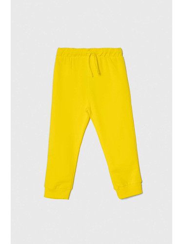 Детски памучен спортен панталон United Colors of Benetton в жълто с принт