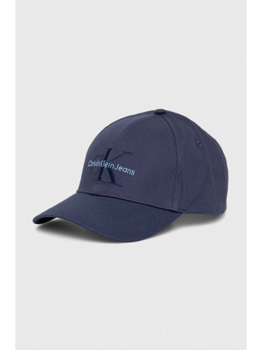 Памучна шапка с козирка Calvin Klein Jeans в синьо с апликация K50K510061