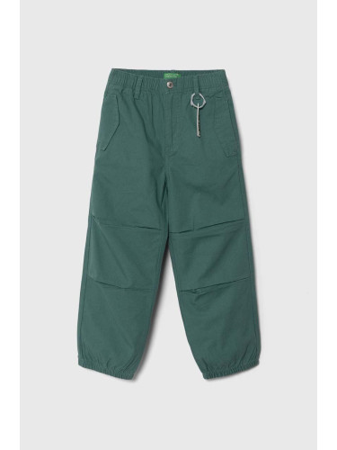 Детски памучен панталон United Colors of Benetton в зелено с изчистен дизайн