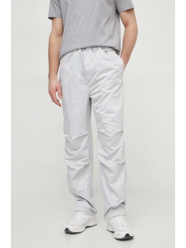 Панталон Calvin Klein Jeans в сиво със стандартна кройка J30J325124