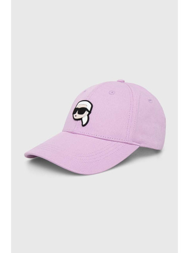 Памучна шапка с козирка Karl Lagerfeld в лилаво с апликация