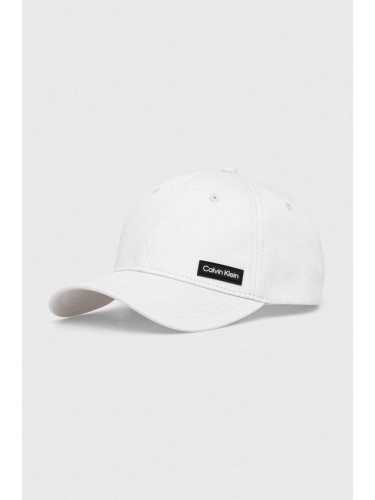 Памучна шапка с козирка Calvin Klein в бяло с апликация K50K510487