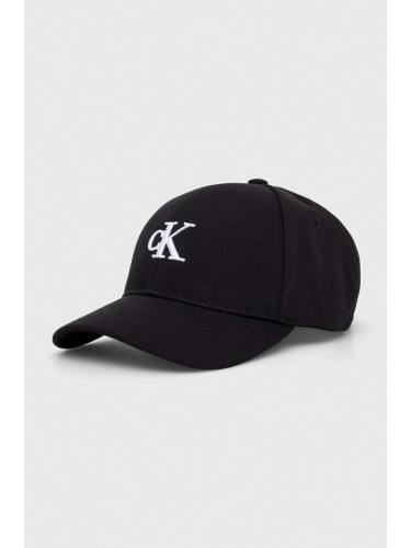 Памучна шапка с козирка Calvin Klein Jeans в черно с апликация K60K611978