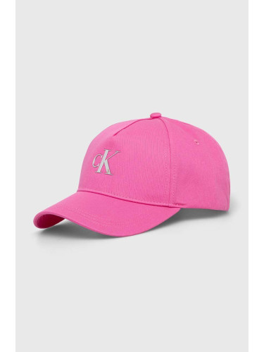 Памучна шапка с козирка Calvin Klein Jeans в розово с апликация K60K611541