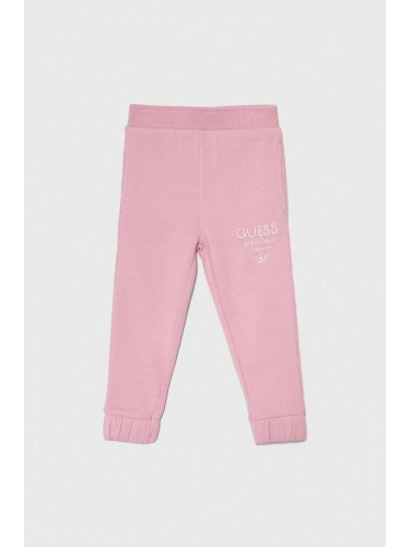 Детски памучен спортен панталон Guess в розово с принт
