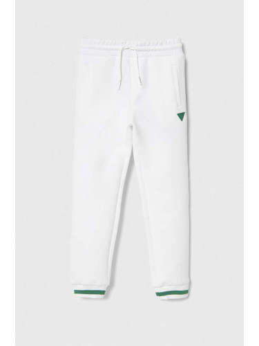 Детски спортен панталон Guess в бяло с десен