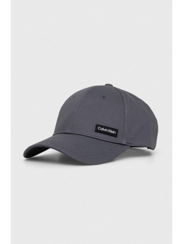Памучна шапка с козирка Calvin Klein в сиво с апликация K50K510487
