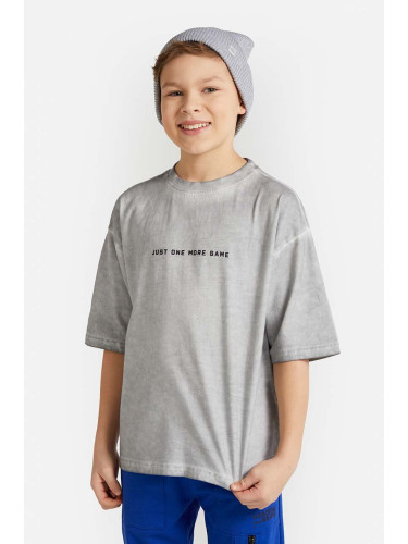 Детска памучна тениска Coccodrillo в сиво с принт