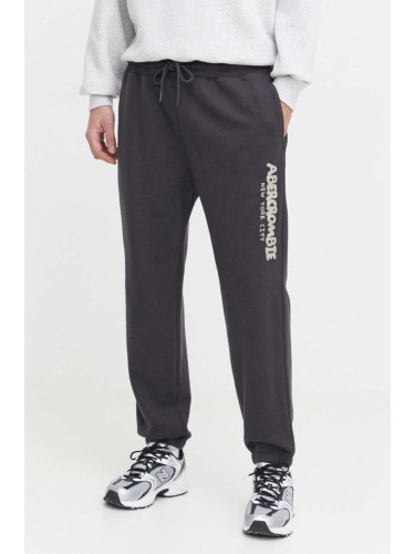 Спортен панталон Abercrombie & Fitch в черно с апликация