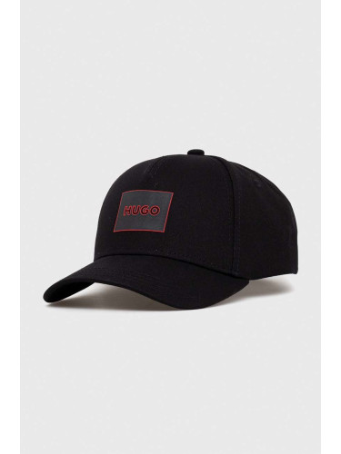 Памучна шапка с козирка HUGO в черно с апликация 50506053
