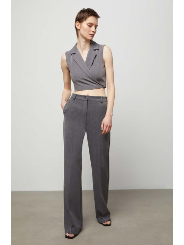 Панталон Answear Lab в сиво със стандартна кройка, с висока талия