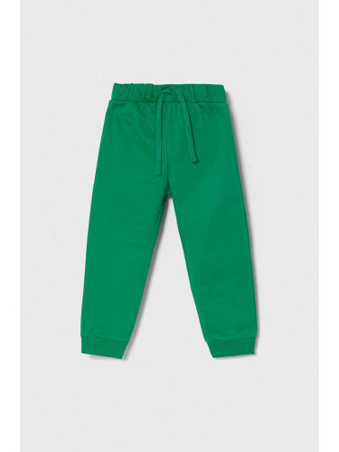 Детски памучен спортен панталон United Colors of Benetton в зелено с принт