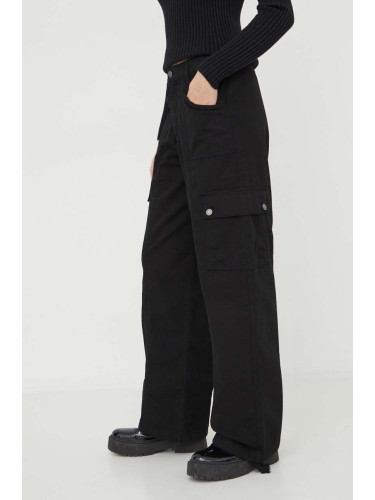 Панталон Guess Originals в черно със стандартна кройка, с висока талия