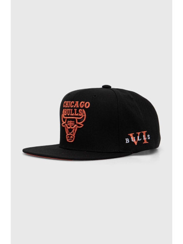 Памучна шапка с козирка Mitchell&Ness NBA CHICAGO BULLS в черно с апликация