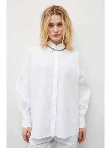 Памучна риза Drykorn LYSILA дамска в бяло със свободна кройка с класическа яка 12412087514