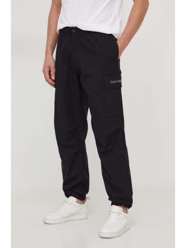 Памучен панталон Calvin Klein Jeans в черно с кройка тип карго J30J324692