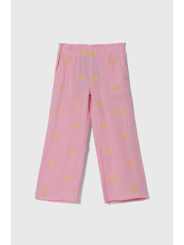 Детски памучен панталон Guess в розово с десен