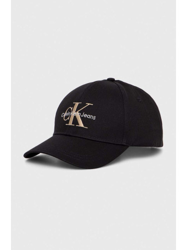 Памучна шапка с козирка Calvin Klein Jeans в черно с апликация K50K510061