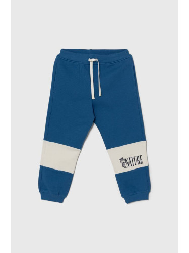 Детски памучен спортен панталон United Colors of Benetton в синьо с принт
