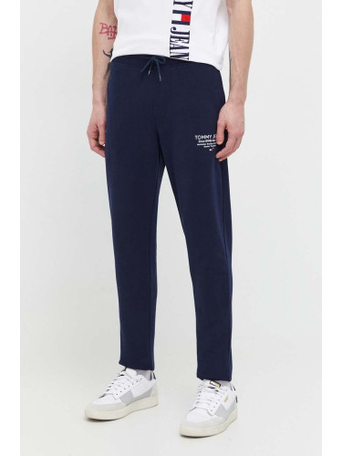 Памучен спортен панталон Tommy Jeans в тъмносиньо с принт DM0DM18357