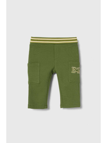 Бебешки памучен панталон Emporio Armani в зелено с десен