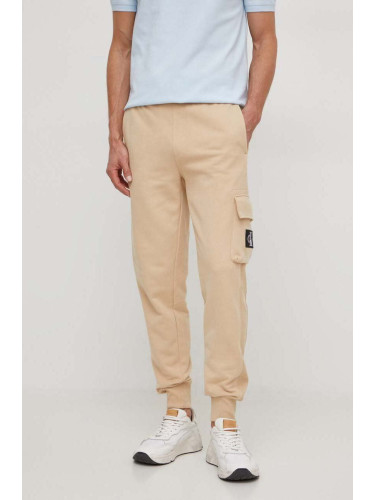 Памучен спортен панталон Calvin Klein Jeans в бежово с изчистен дизайн J30J324683