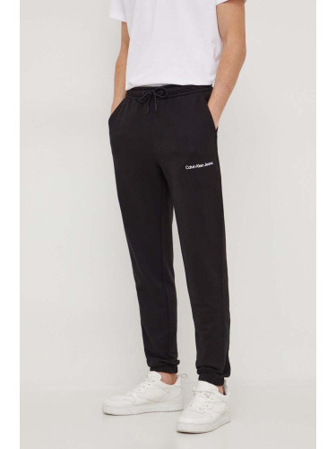 Памучен спортен панталон Calvin Klein Jeans в черно с изчистен дизайн J30J324739