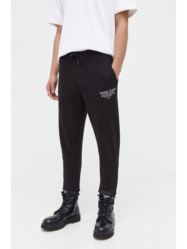 Памучен спортен панталон Tommy Jeans в черно с принт DM0DM18357