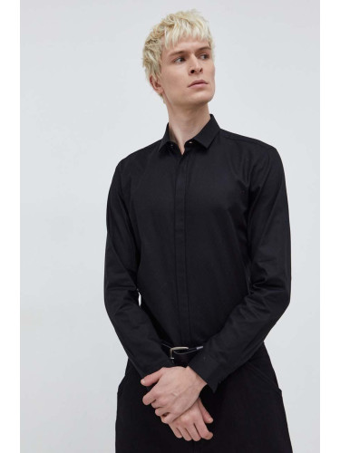 Памучна риза HUGO мъжка в черно с кройка по тялото класическа яка 50508324