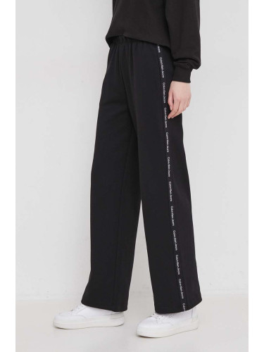 Спортен панталон Calvin Klein Jeans в черно с апликация J20J223118