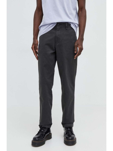 Памучен панталон Levi's в сиво със стандартна кройка