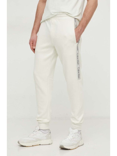 Спортен панталон Calvin Klein в бежово с апликация K10K112945