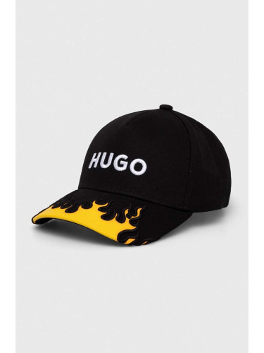 Памучна шапка с козирка HUGO в черно с апликация 50506202