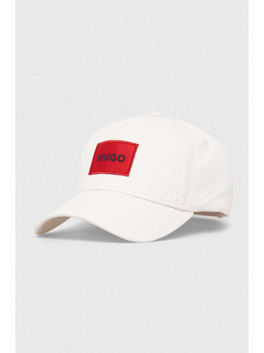 Памучна шапка с козирка HUGO в бяло с апликация 50492745