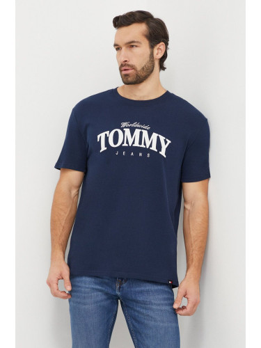 Памучна тениска Tommy Jeans в тъмносиньо с принт DM0DM18274