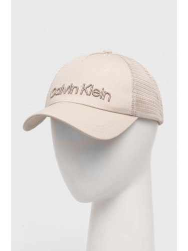 Памучна шапка с козирка Calvin Klein в бежово с апликация K50K510334